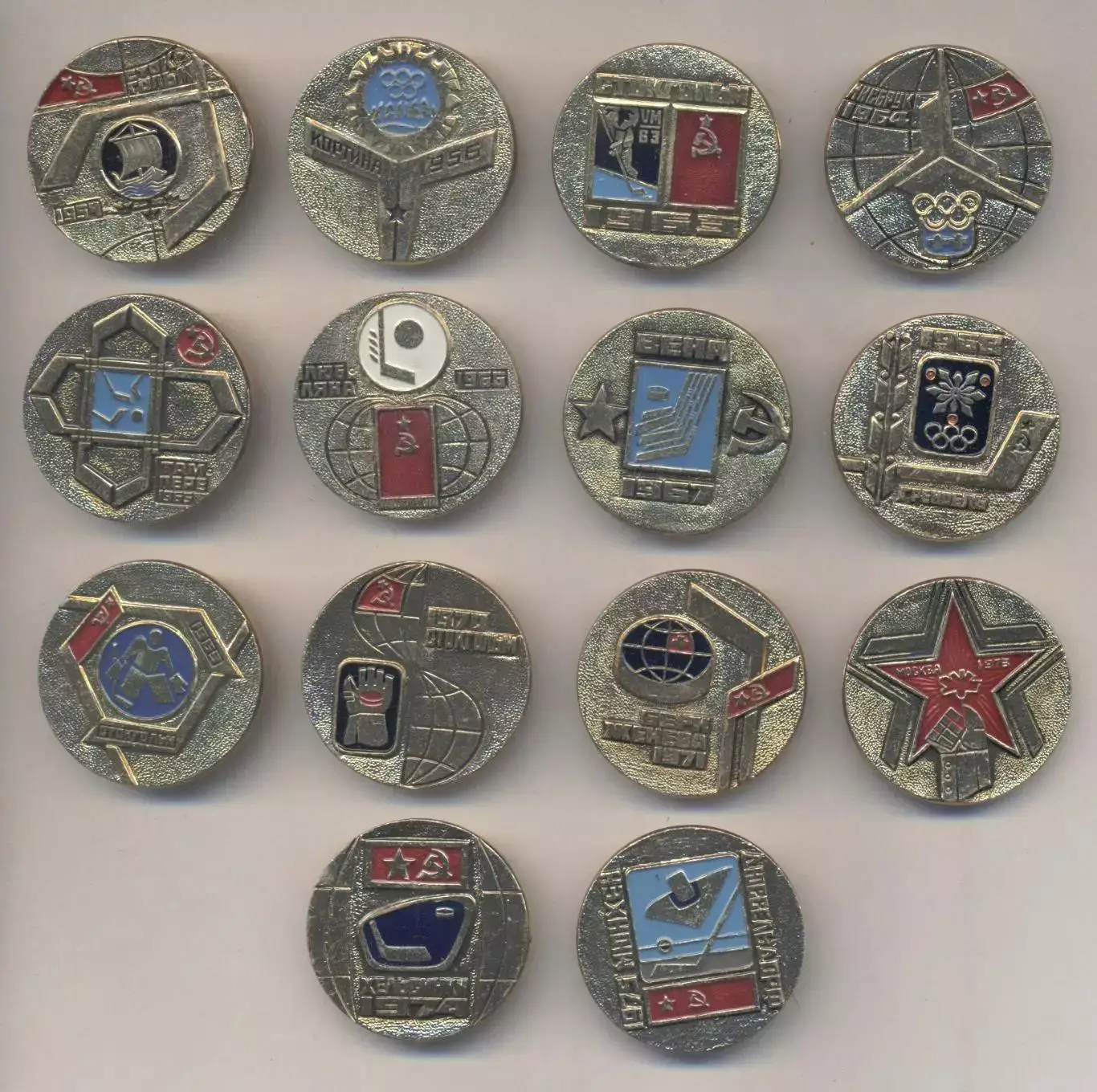 сов.хокеїсти-чемпіони Світу 1954-1975a алюм./ice hockey World ch.ships 14 badges