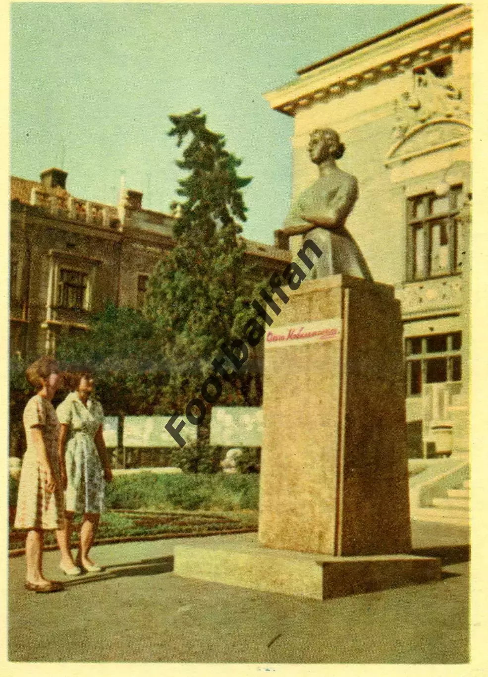 Черновцы . Памятник О.Кобылянской