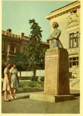 Черновцы . Памятник О.Кобылянской