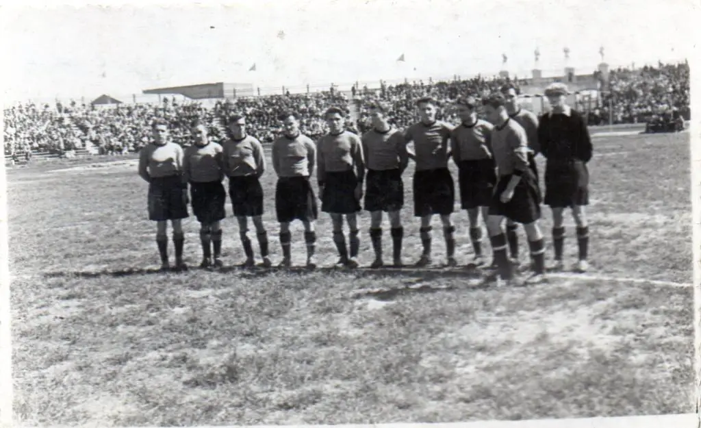 Локомотив Харьков . Фото перед игрой с Шахтером Сталино 1952 ОРИГИНАЛ