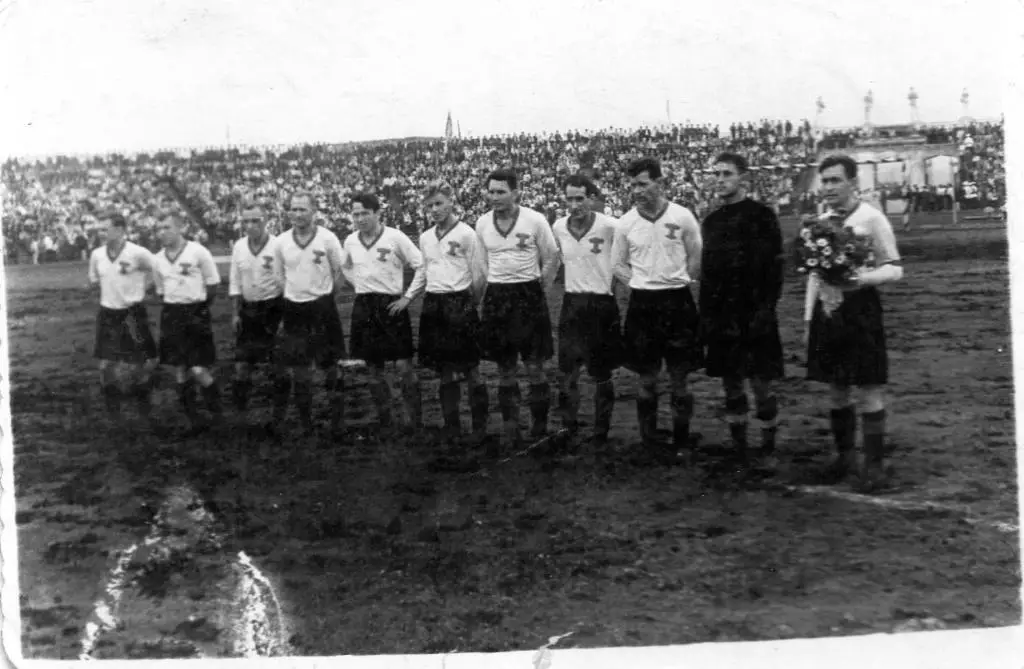 Торпедо Горький . Фото перед игрой с Шахтером Сталино 1951 ОРИГИНАЛ