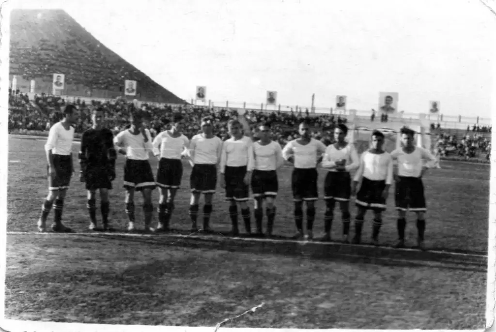 Нефтяник Баку . Фото перед игрой с Шахтером Сталино 1950 ОРИГИНАЛ