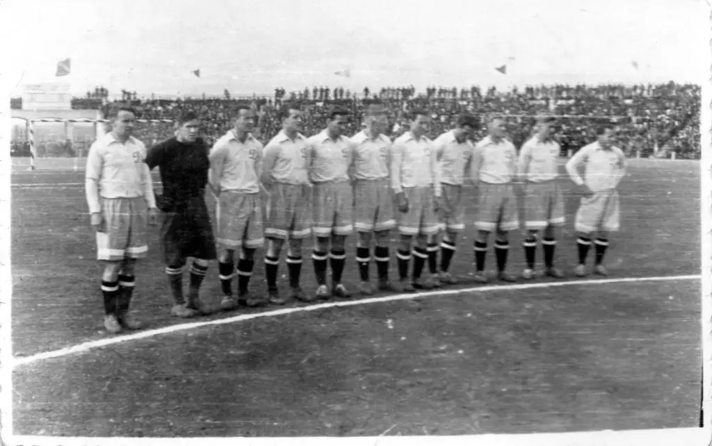 Динамо Москва . Фото перед игрой с Шахтером Сталино 1951 ОРИГИНАЛ