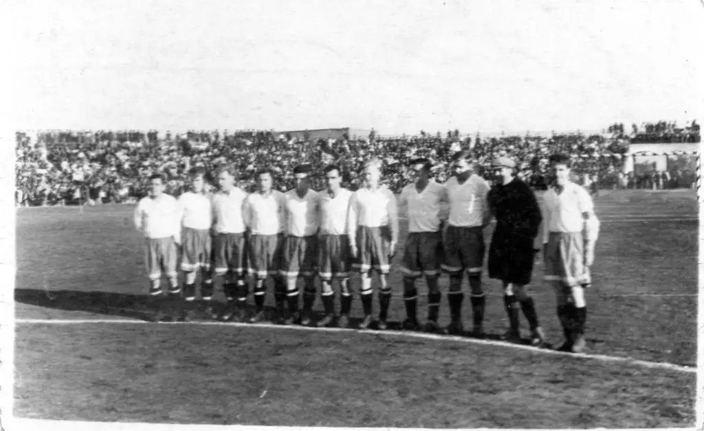 Динамо Ленинград . Фото перед игрой с Шахтером Сталино 1951 ОРИГИНАЛ