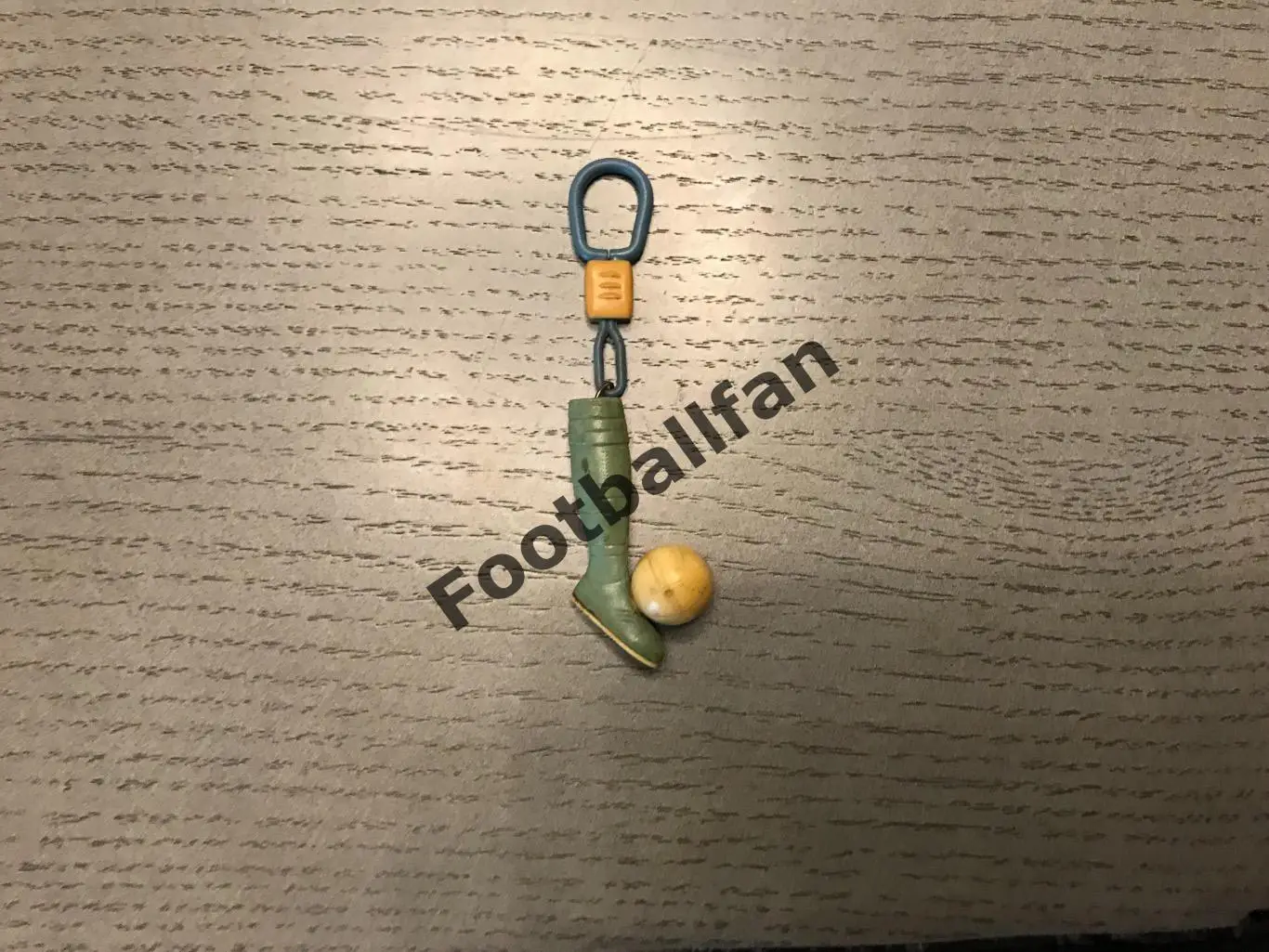 БРЕЛОК . Нога и мяч