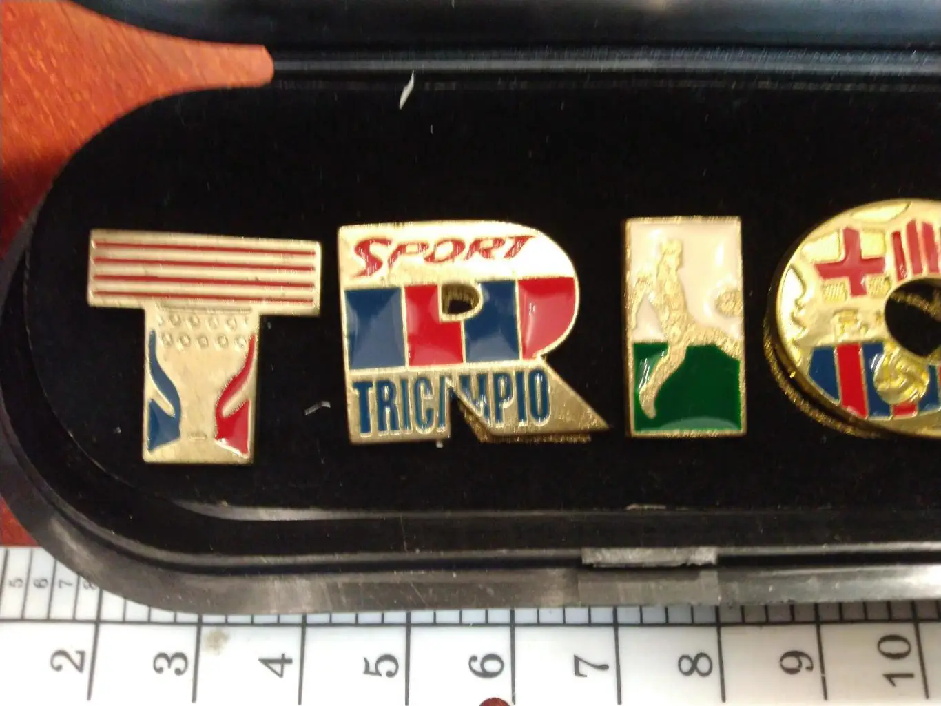 Набор значков Барселона -9 штук 3