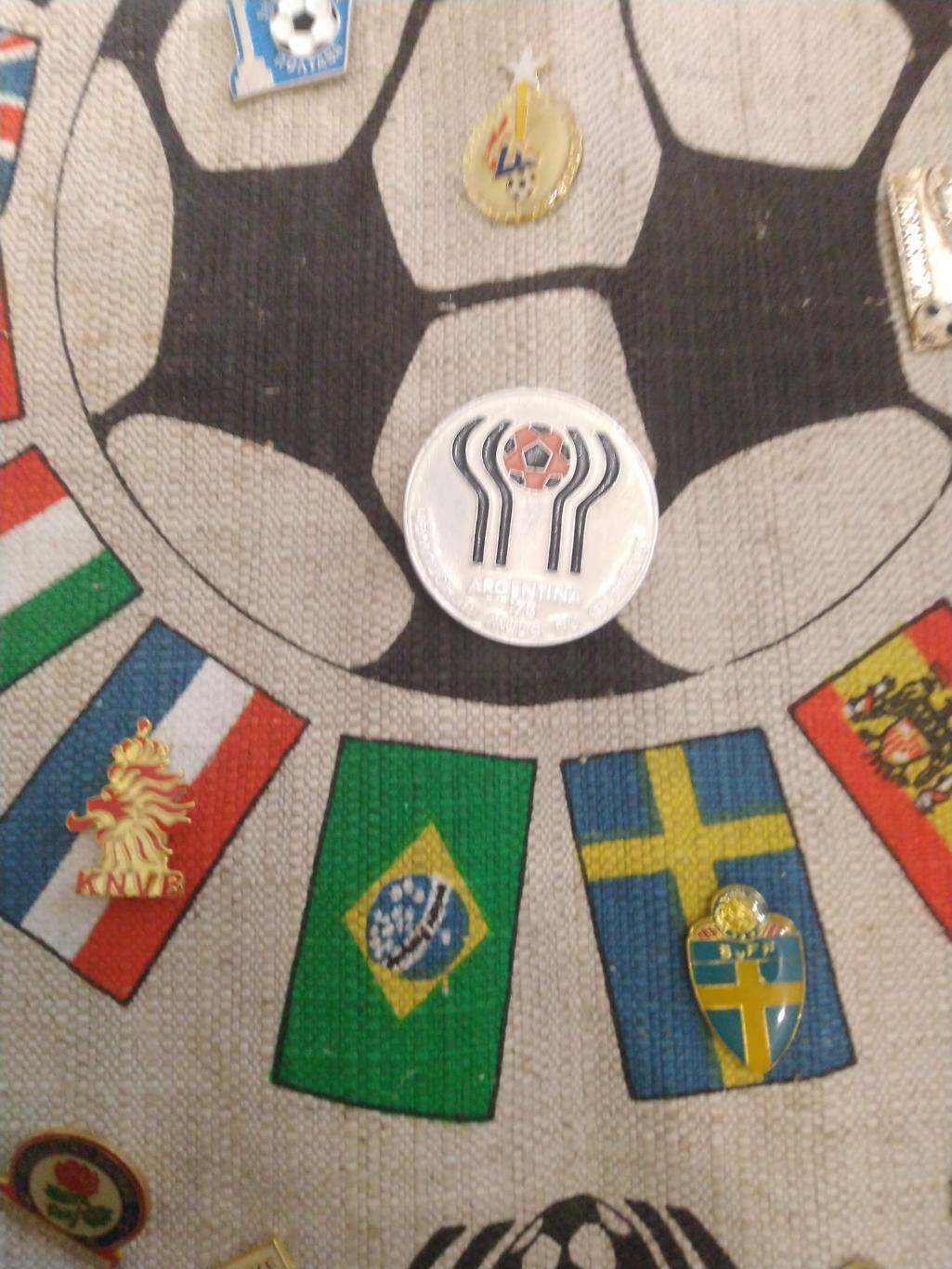 Вымпел Чемпионат мира по футболу Аргентина 1978 с футбольными значками 2