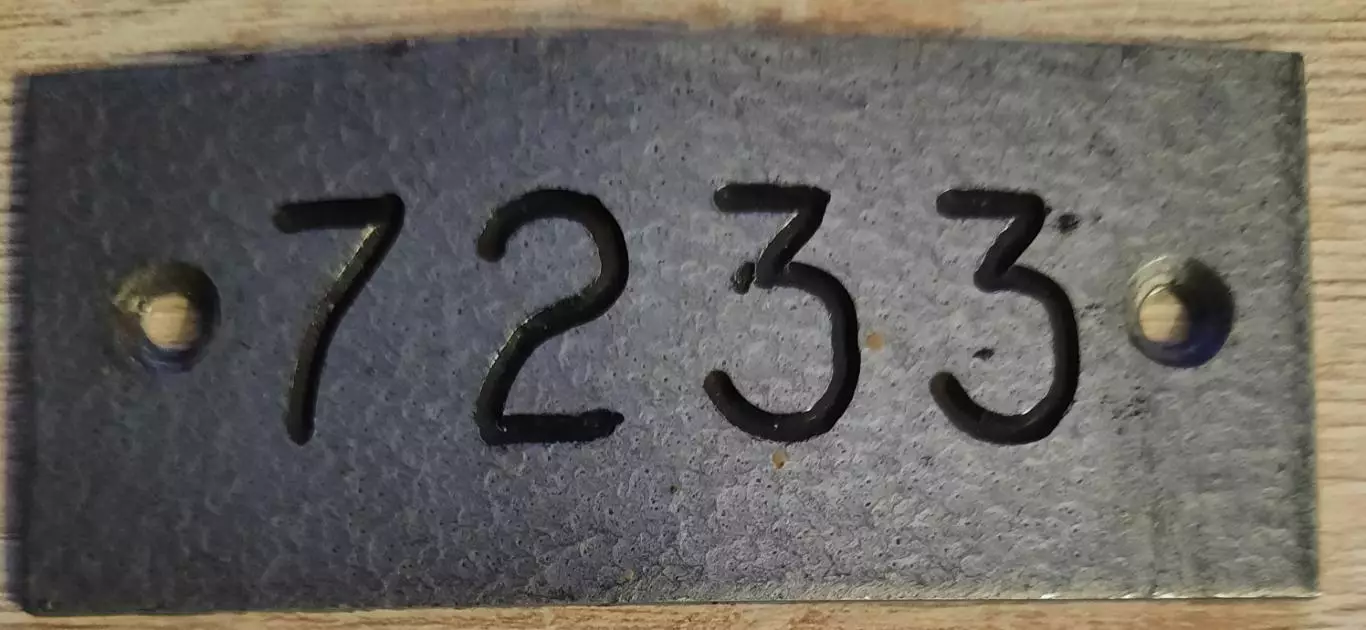 Табличка с номером вагона. Метро.