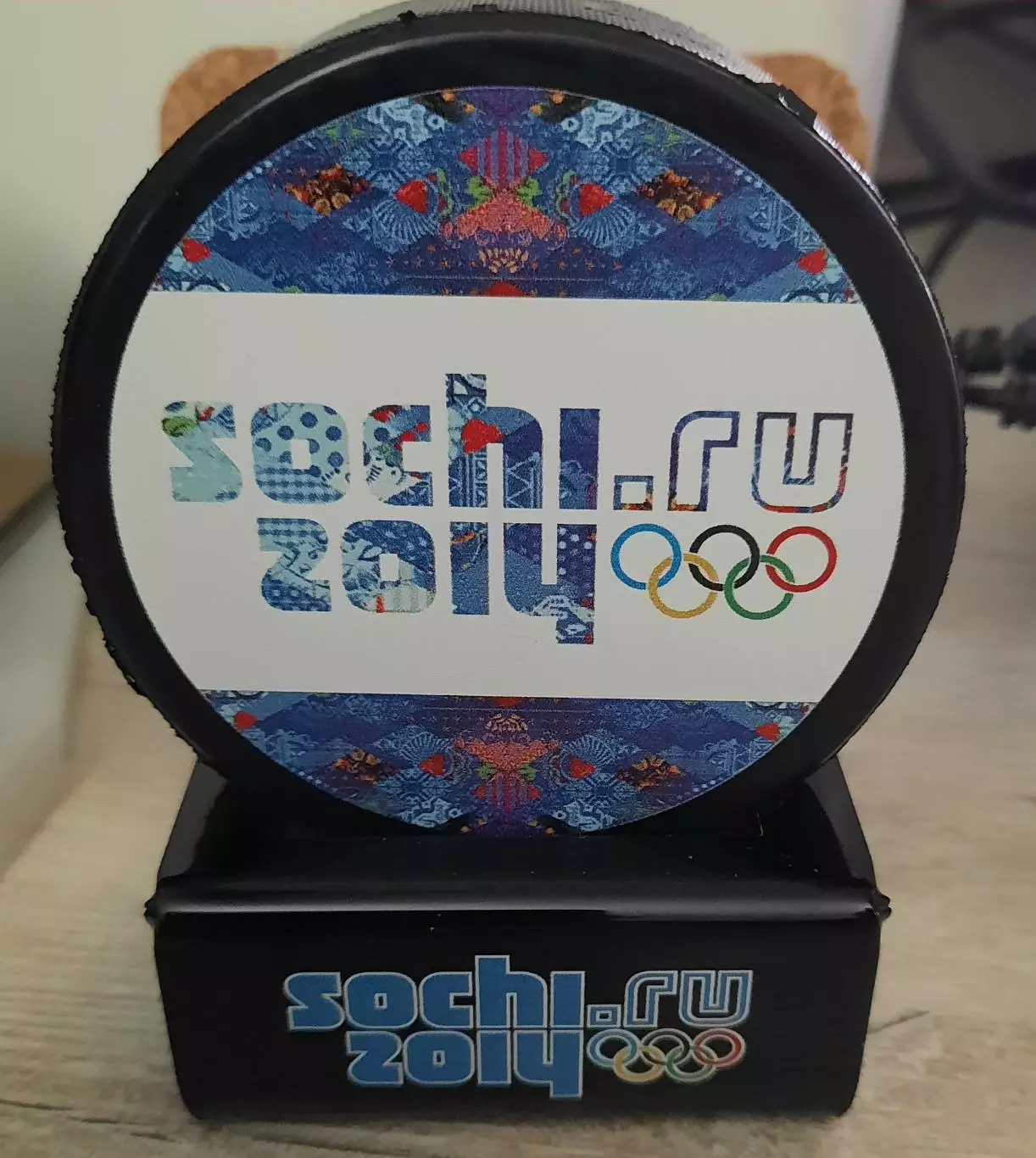 Шайба хоккейная. Олимпиада Сочи 2014 г. (на подставке).