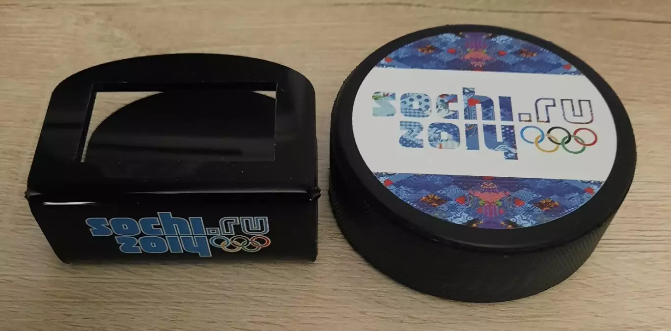 Шайба хоккейная. Олимпиада Сочи 2014 г. (на подставке). 1