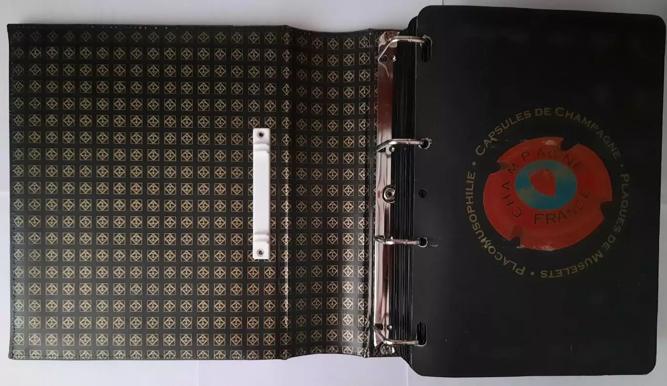 Альбом с 8 листами для хранения пивных крышек (пробок) . В шубере. 1