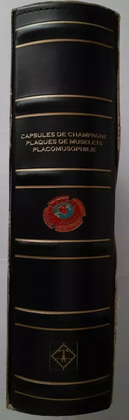 Альбом с 8 листами для хранения пивных крышек (пробок) . В шубере. 2