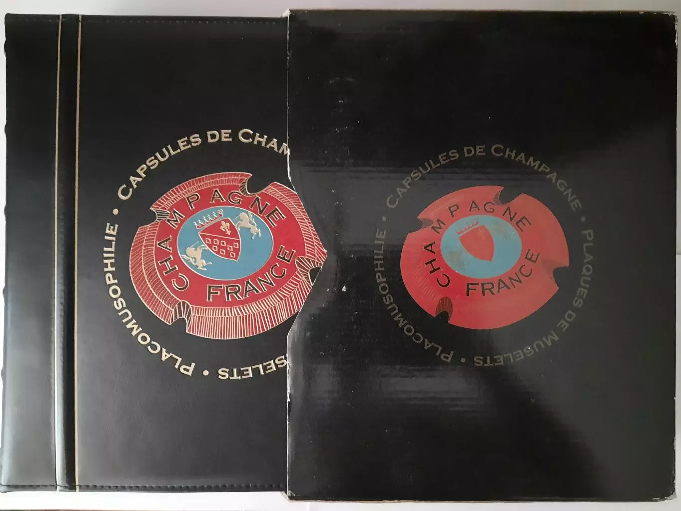 Альбом с 8 листами для хранения пивных крышек (пробок) . В шубере. 3