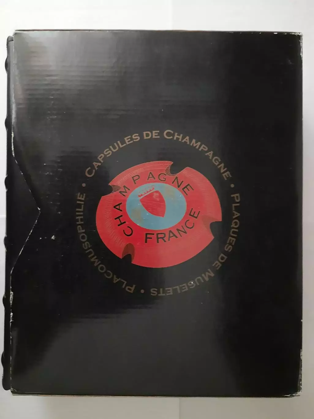 Альбом с 8 листами для хранения пивных крышек (пробок) . В шубере. 4