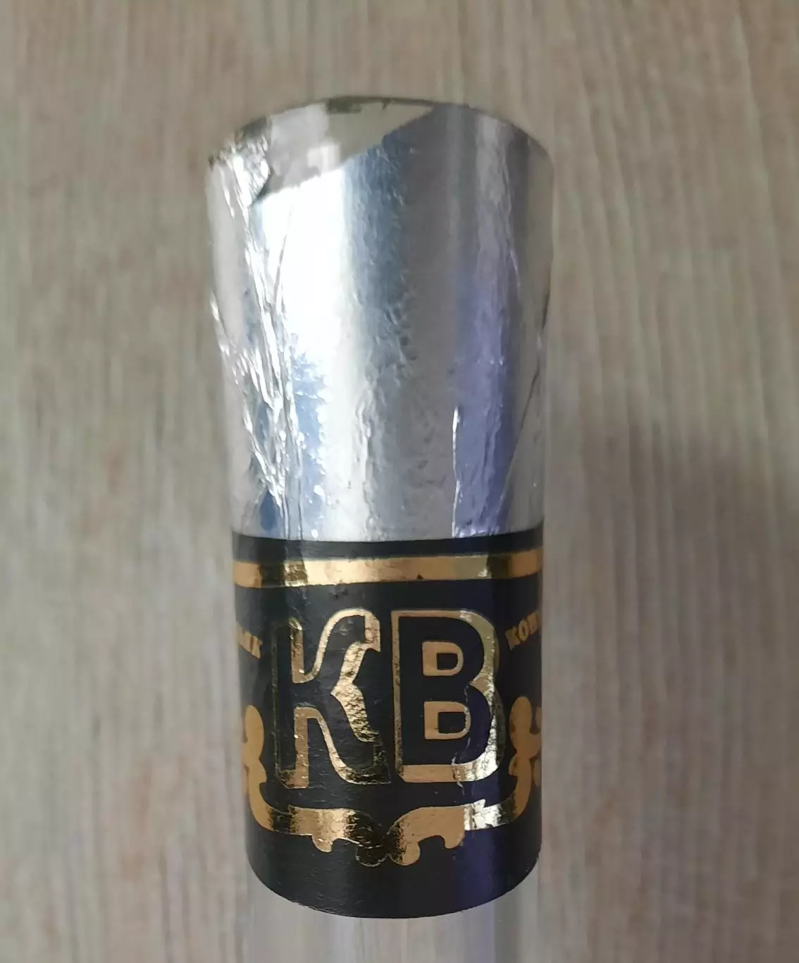 Бутылка (пустая) от коньяка КВ. Длина примерно 55 см. Середина 90-х 3