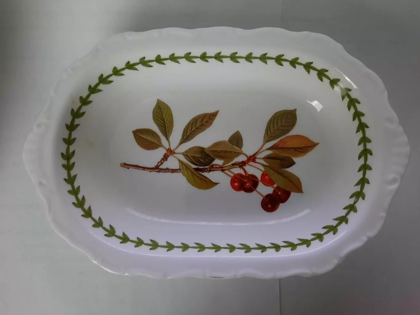 Фарфоровое блюдо.