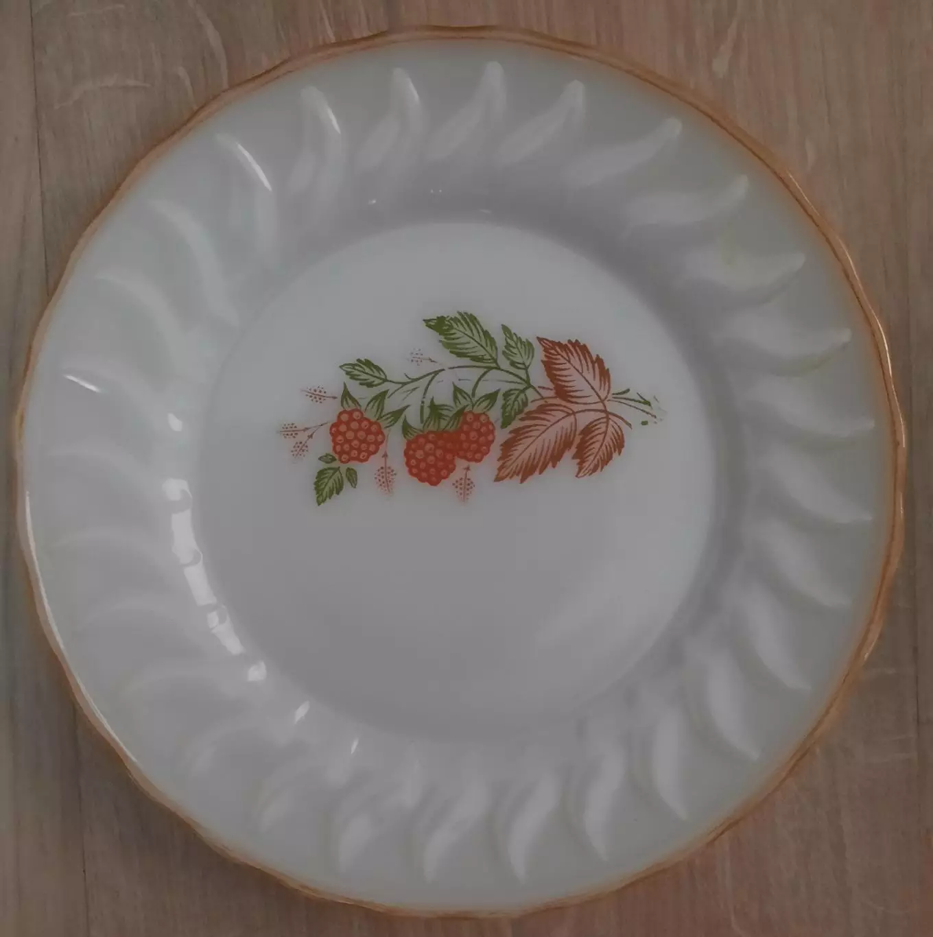 Тарелка не глубокая.