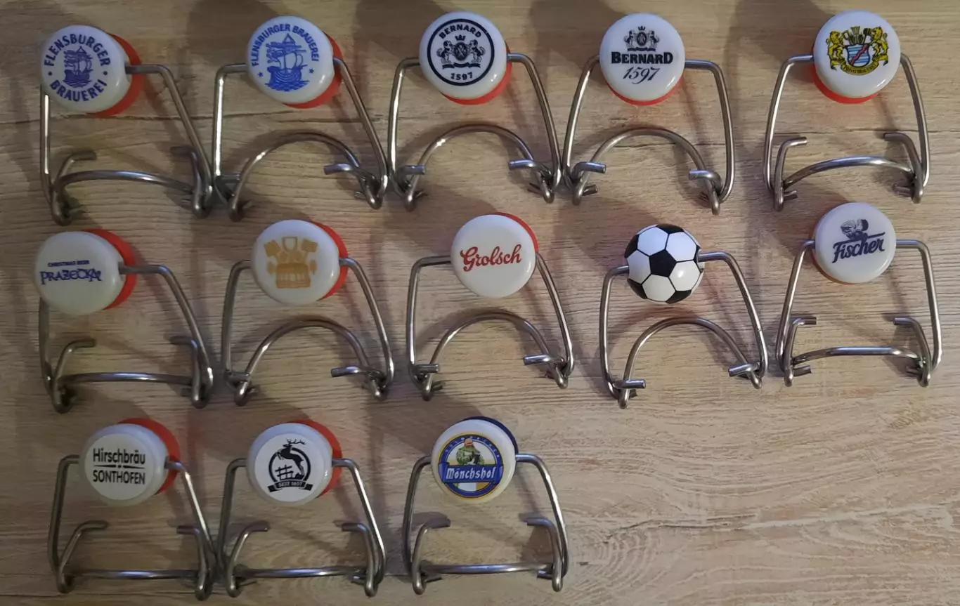 13 пивных бугельных пробок.