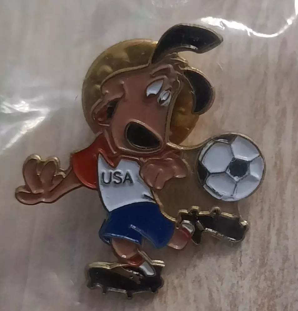 Значок талисман Чемпионата Мира по футболу 1994 год (официальный). Вид 3