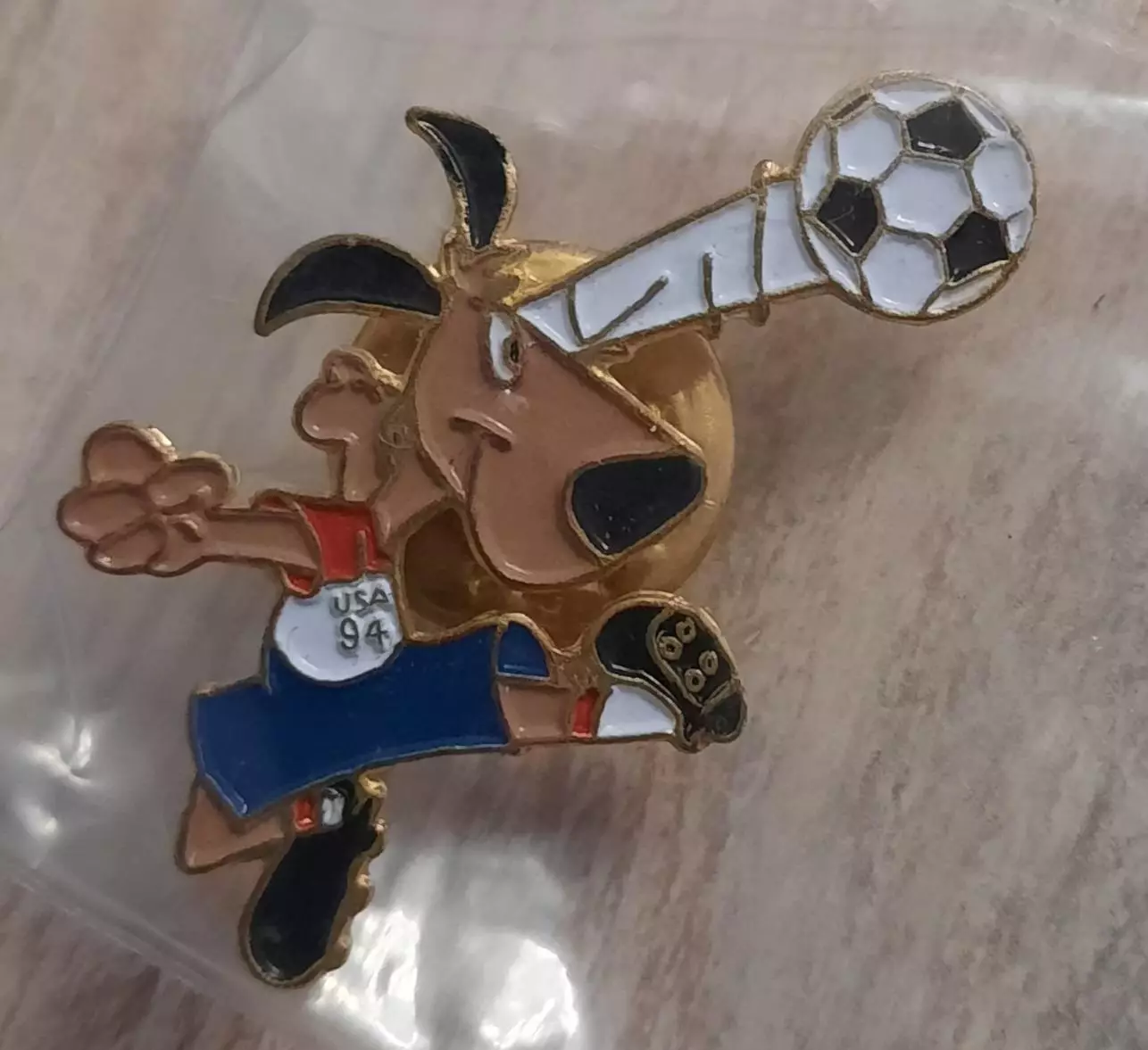Значок талисман Чемпионата Мира по футболу 1994 год (официальный). Вид 4