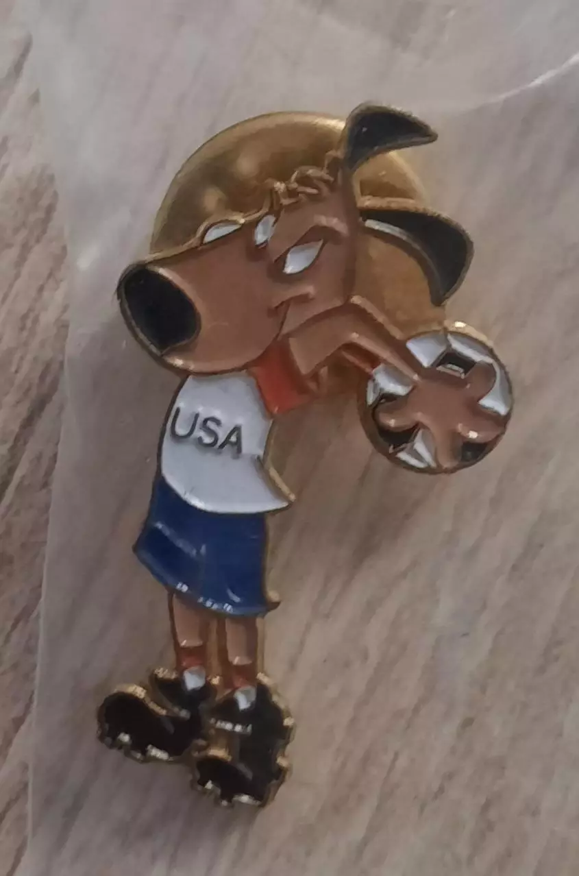 Значок талисман Чемпионата Мира по футболу 1994 год (официальный). Вид 5