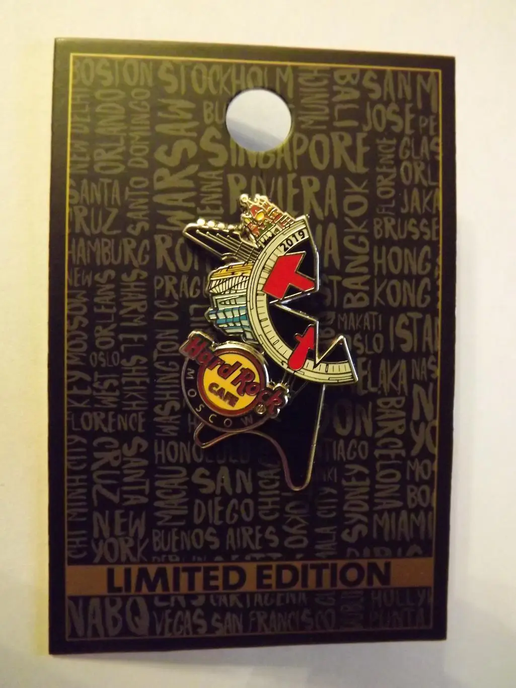 Hard Rock cafe / Хард Рок кафе Москва и Санкт Петербург. 2 значка (пазл) 1