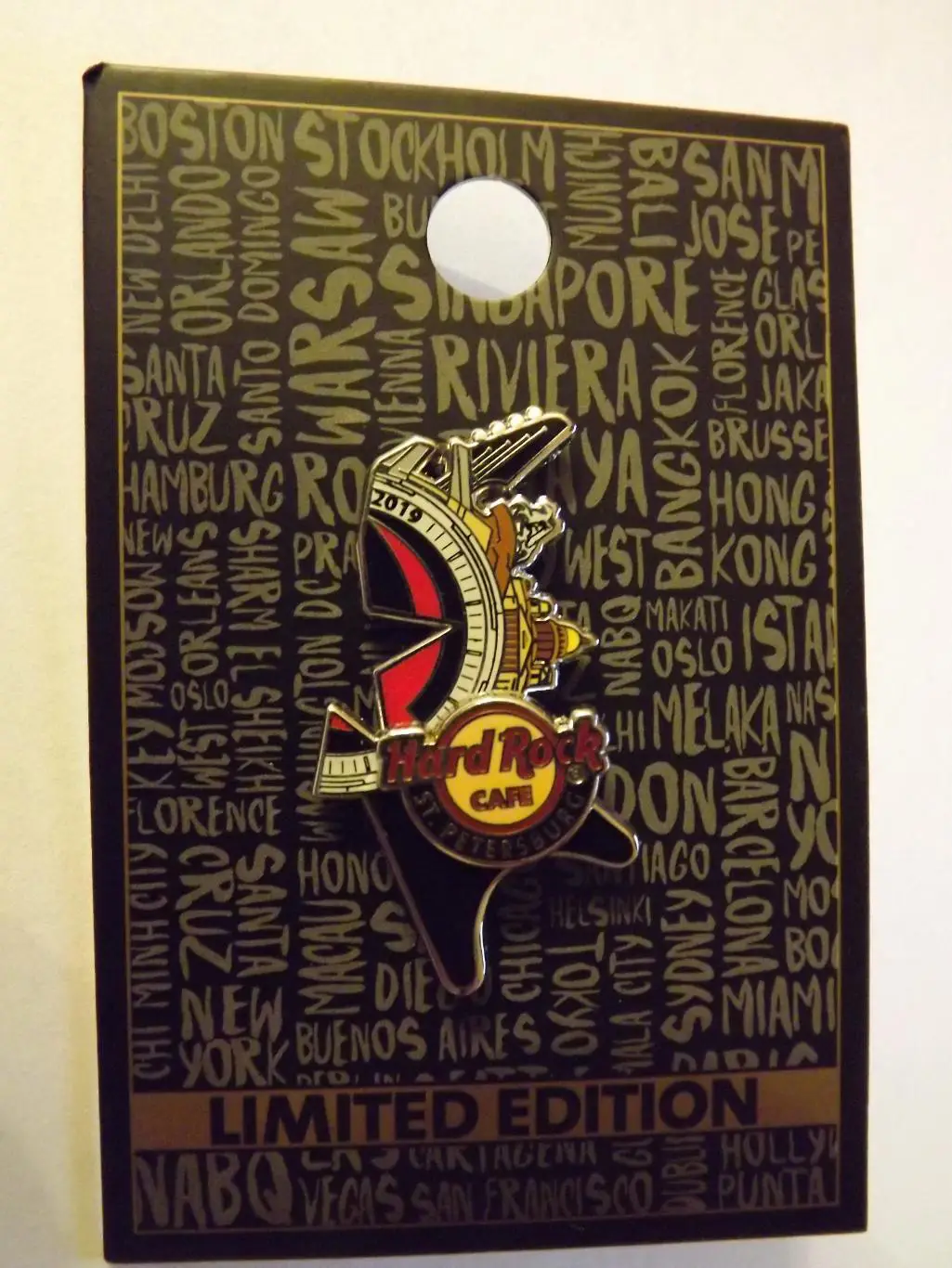 Hard Rock cafe / Хард Рок кафе Москва и Санкт Петербург. 2 значка (пазл) 2