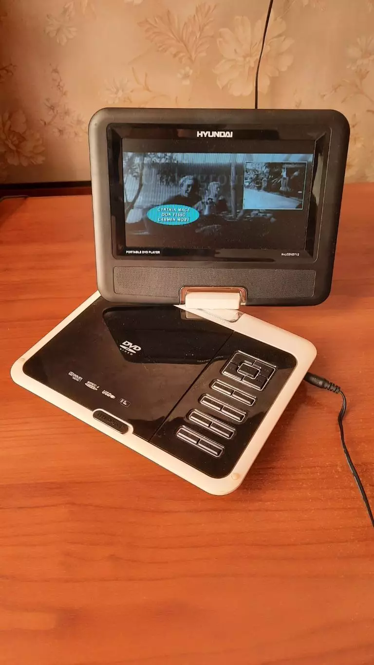Портативный DVD плеер HYUNDAI 3