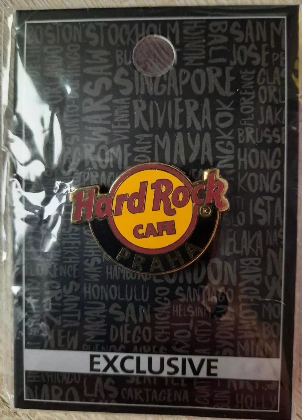 Значок Хард Рок Кафе «hard rock cafe» Прага. Логотип. (вид 1)