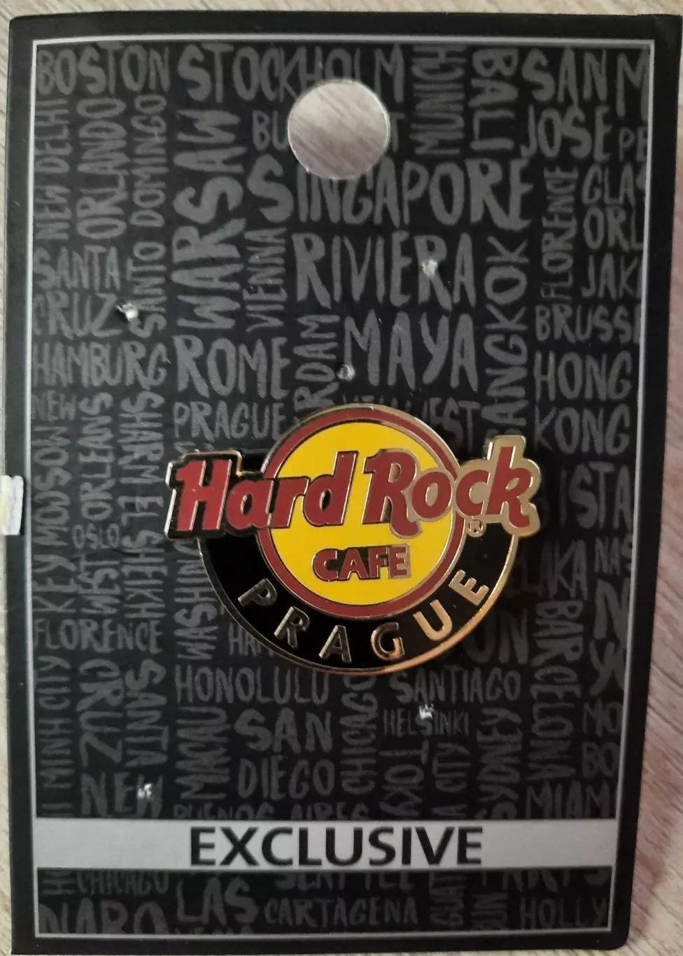 Значок Хард Рок Кафе «hard rock cafe» Прага. Логотип. (вид 2)