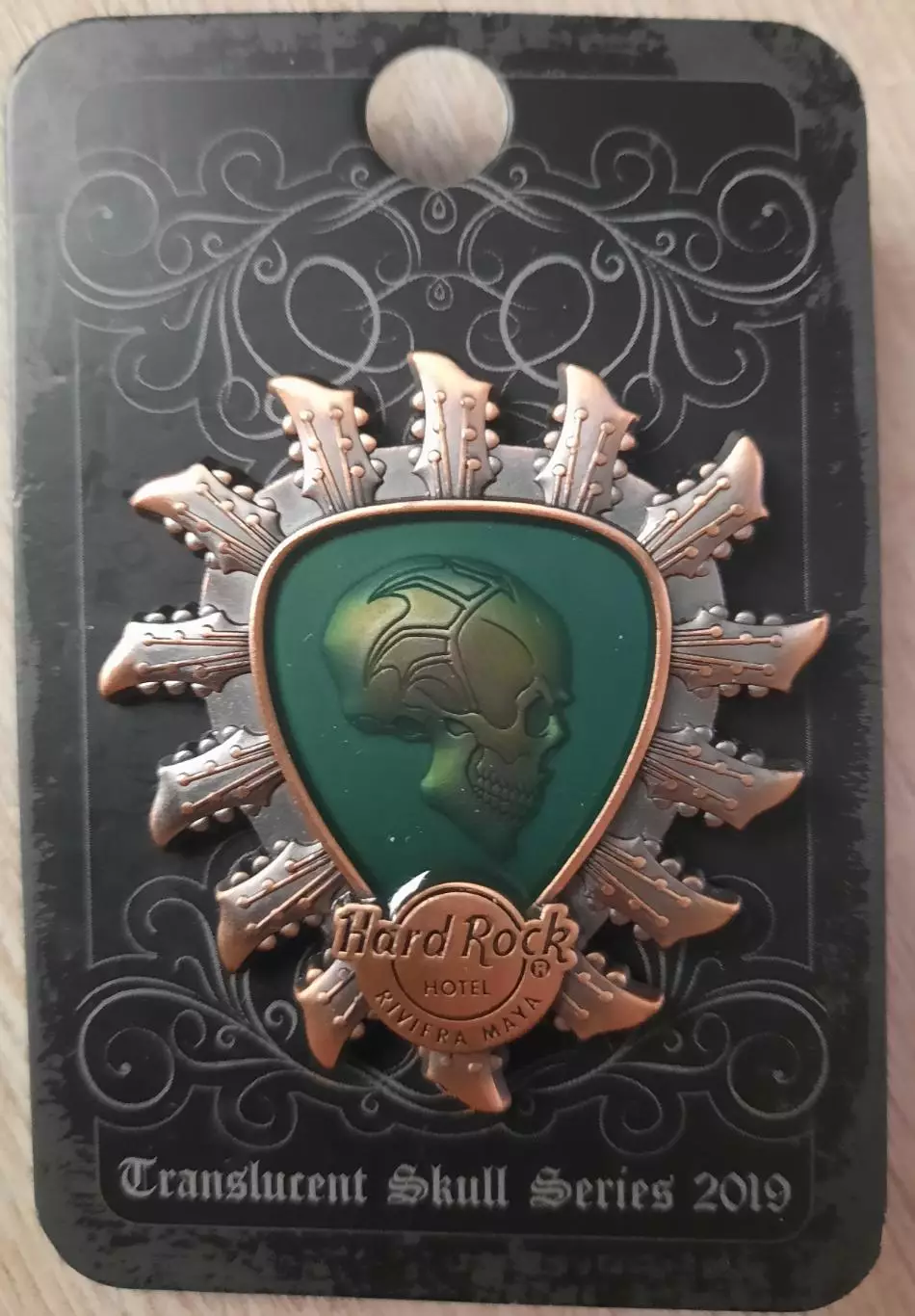 Значок Хард Рок Кафе «hard rock cafe» Ривьера Майя. Череп.