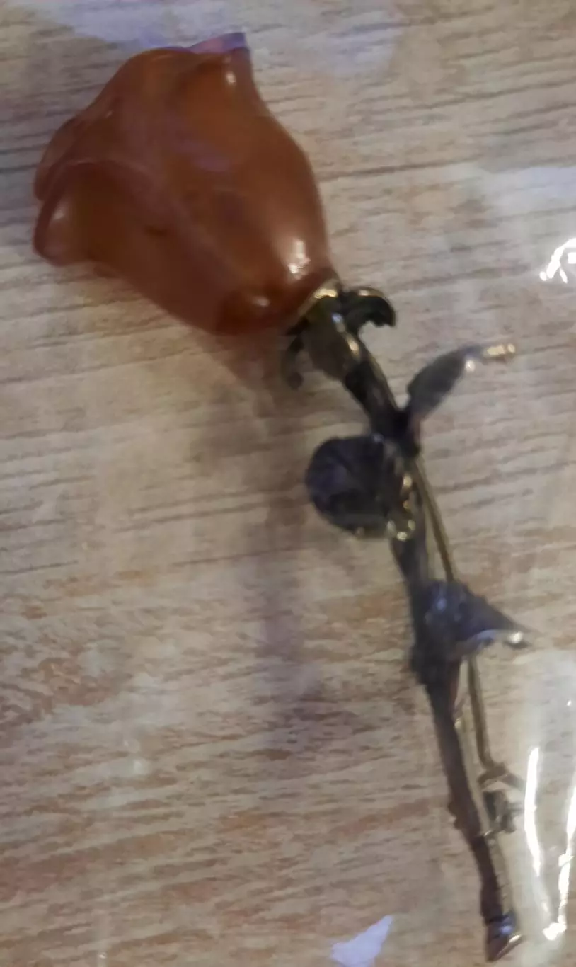 Брошь роза янтарная.