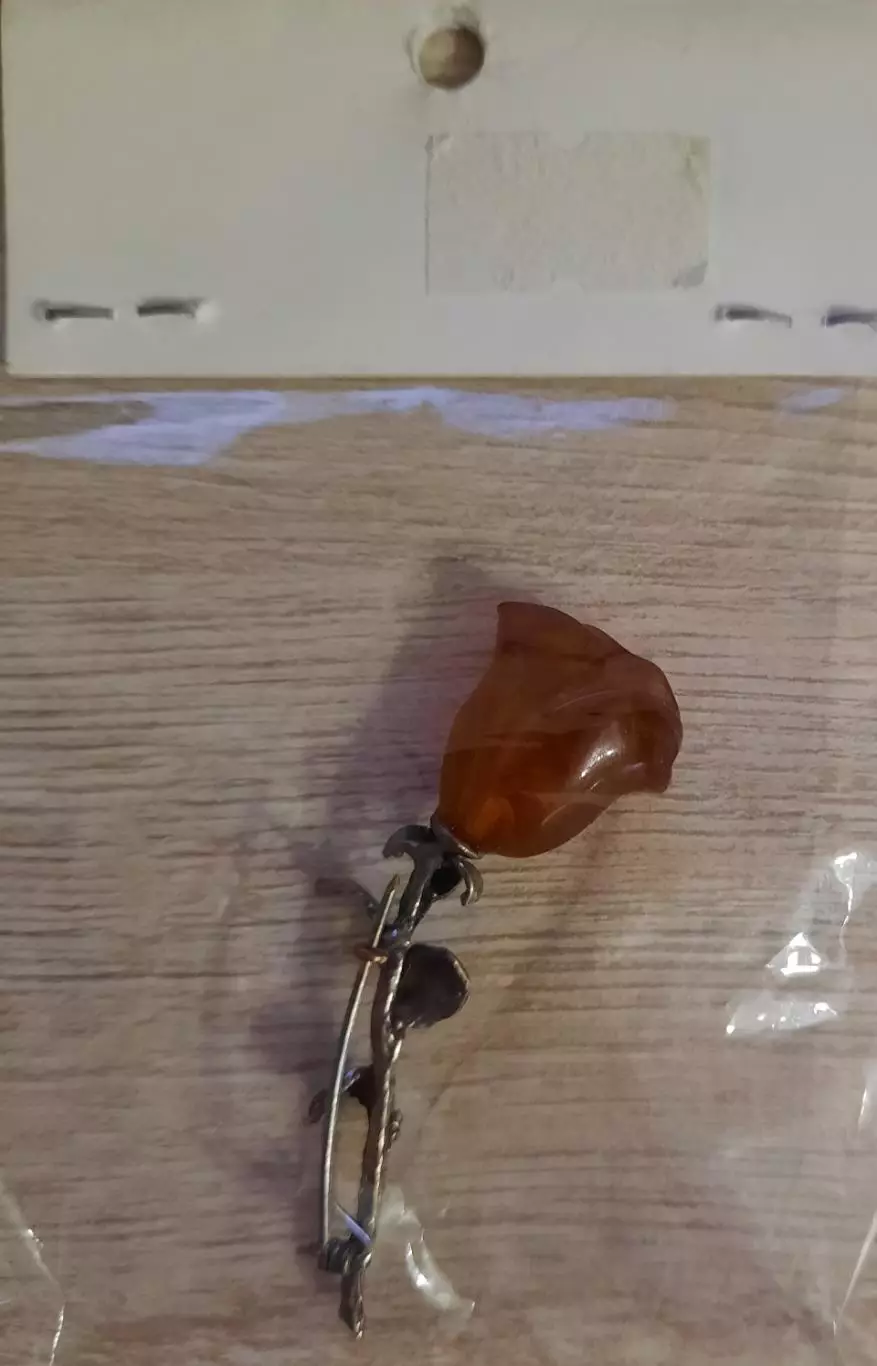 Брошь роза янтарная. 2