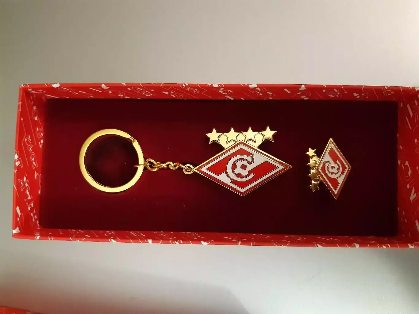 Набор Официальный значок + брелок ФК Спартак Москва