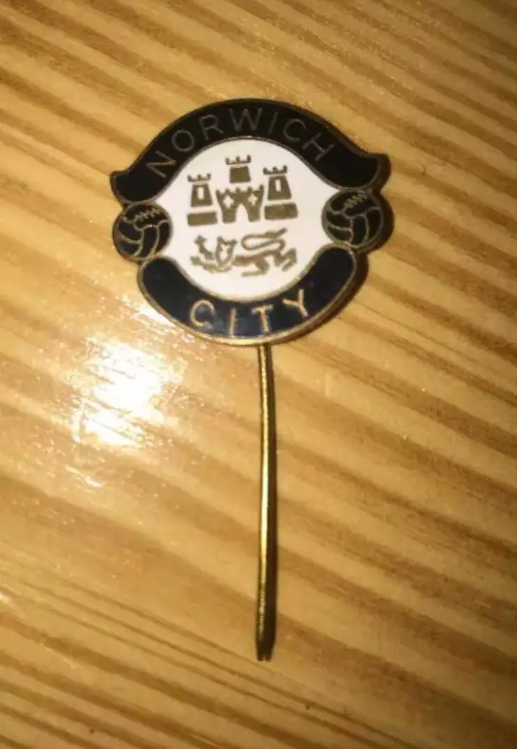 Футбол. Знак Норвич Англия (старый, на игле)