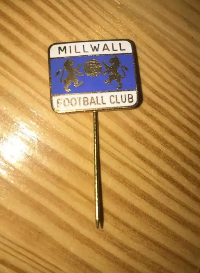 Футбол. Знак Миллуолл Англия (старый, на игле)