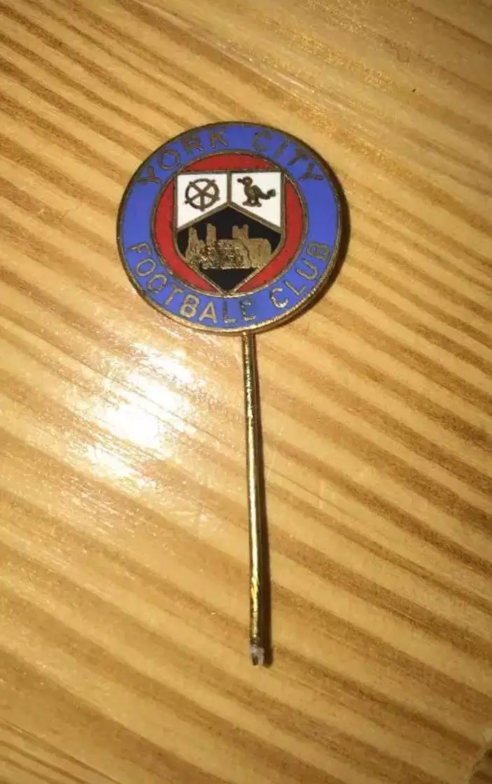 Футбол. Знак Йорк Сити Англия (старый, на игле)