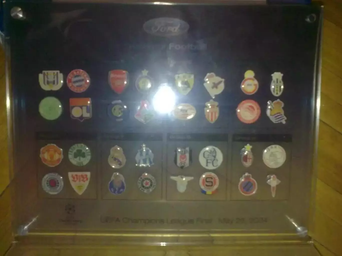 Набор знаков (32шт) в упаковке Лига Чемпионов УЕФА 2003-2004 ОФИЦИАЛЬНЫЙ