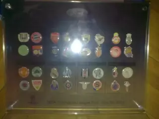 Набор знаков (32шт) в упаковке Лига Чемпионов УЕФА 2003-2004 ОФИЦИАЛЬНЫЙ