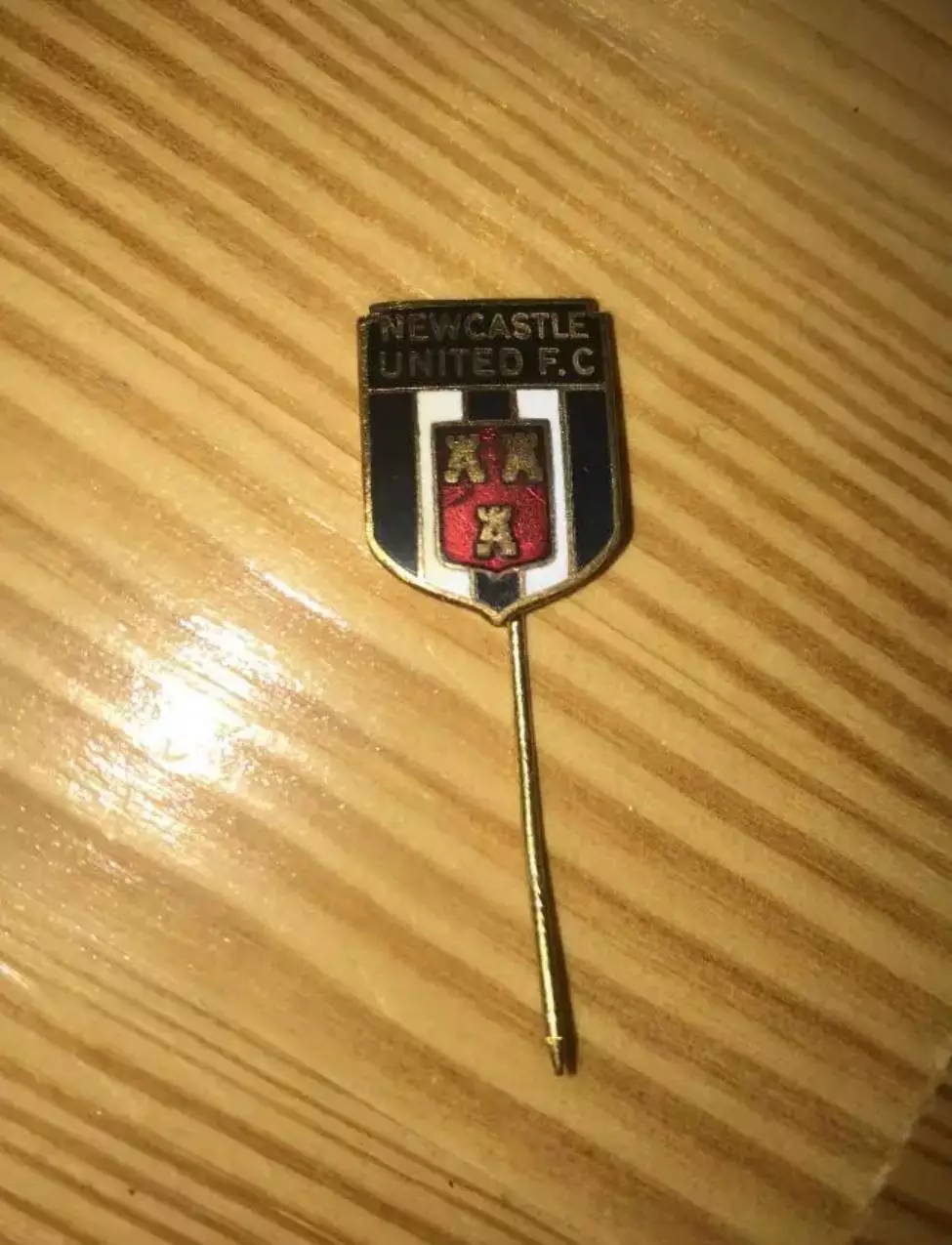 Футбол. Знак Ньюкасл Англия (старый, на игле)