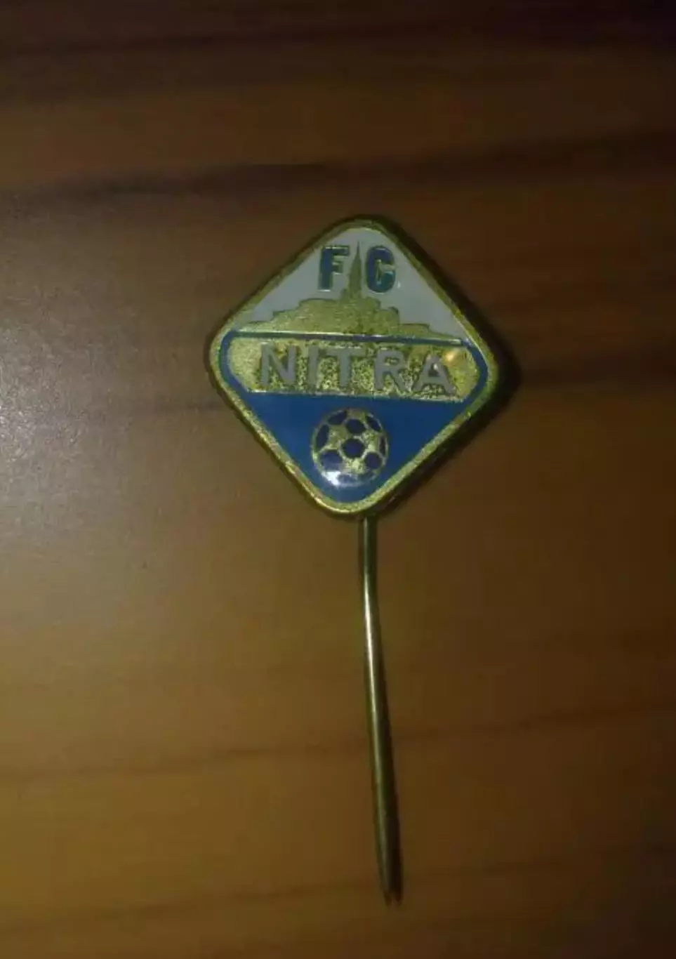Футбол. Знак Нитра Словакия (старый, на игле)