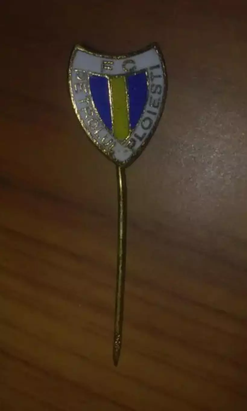 Футбол. Знак Петролул Румыния (старый, на игле)