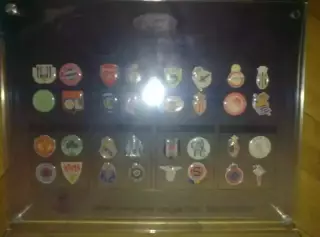 Набор знаков (32шт) в упаковке Лига Чемпионов УЕФА 2003-2004 ОФИЦИАЛЬНЫЙ Динамо