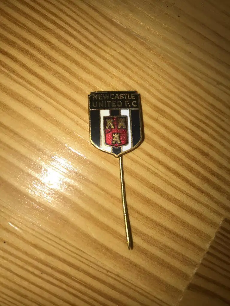 Футбол. Знак Ньюкасл Англия (старый, на игле)