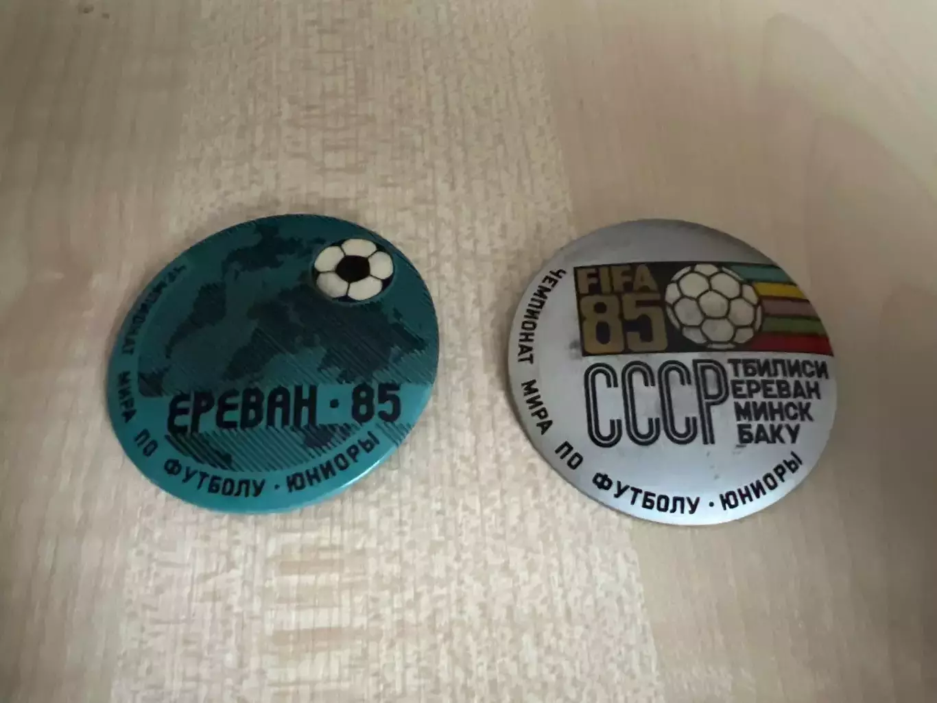 Знак футбол 2 шт, цена за все - Чемпионат Мира 1985 юниоры