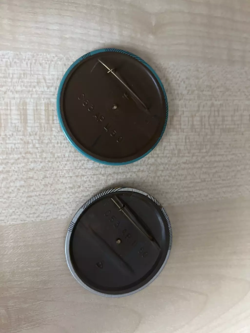 Знак футбол 2 шт, цена за все - Чемпионат Мира 1985 юниоры 1