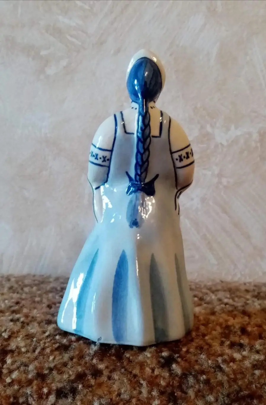Статуэтка девушка. Гжель. Автор Москаленко. Высота 13 см. 2