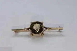 №31/62 серебро БРОШЬ. БРОШКА. ГОРНЫЙ ХРУСТАЛЬ? ДЫМЧАТЫЙ КВАРЦ? ЦИТРИН? Серебро 875 проба. МОЛОТОБОЕЦ