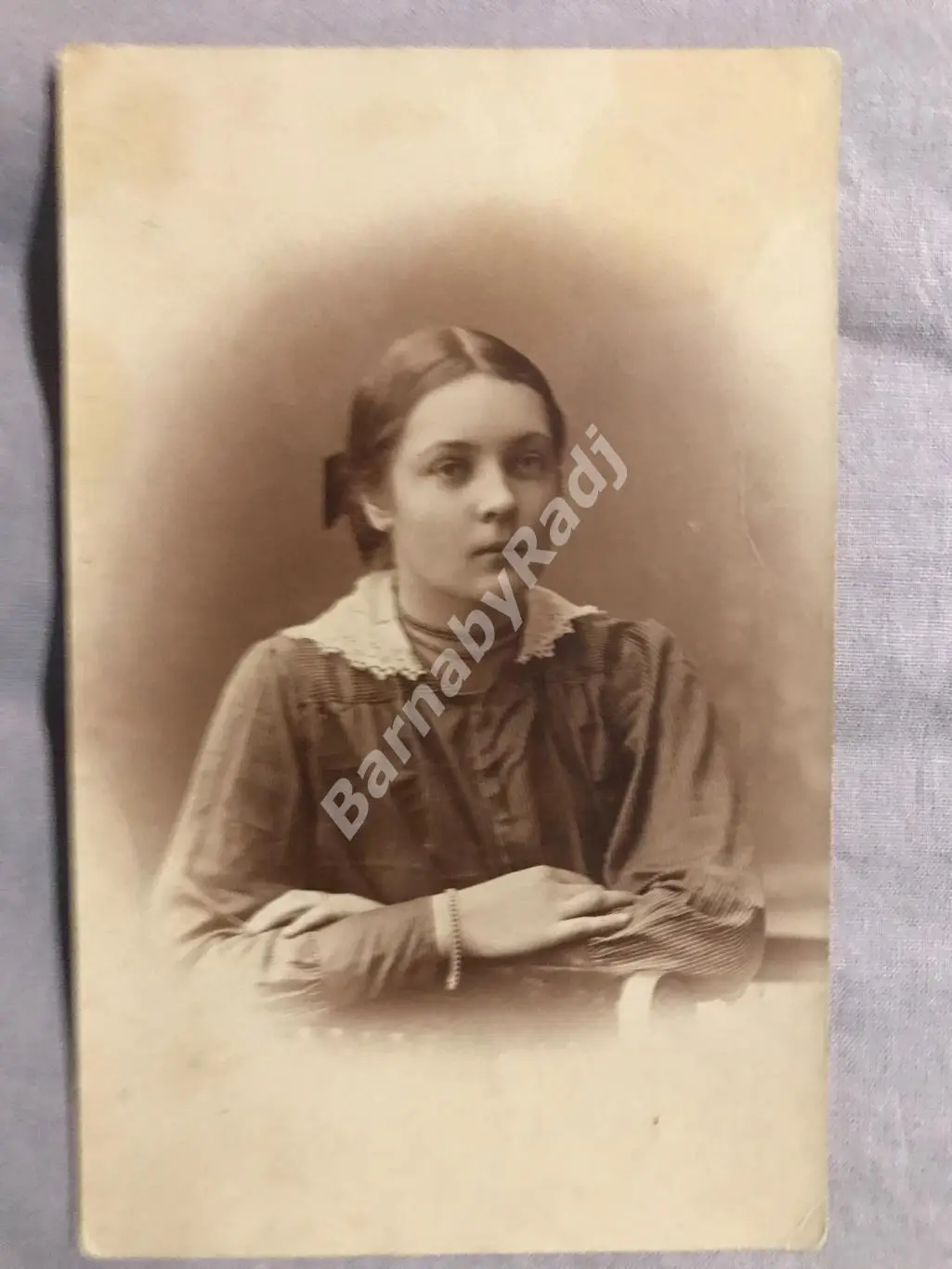 До 1917 г. Фотопортрет молодой девушки, бусы, мода