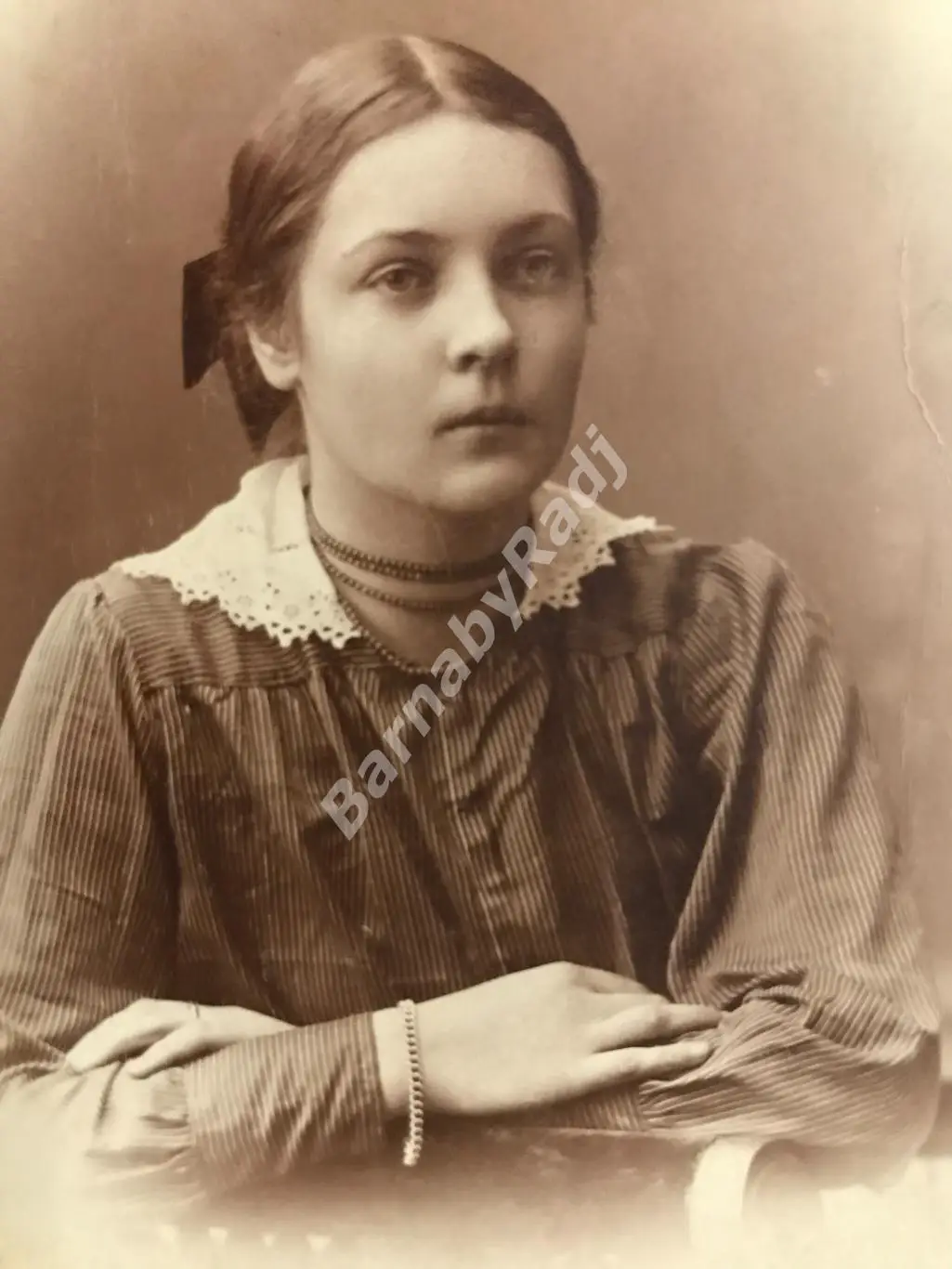 До 1917 г. Фотопортрет молодой девушки, бусы, мода 1